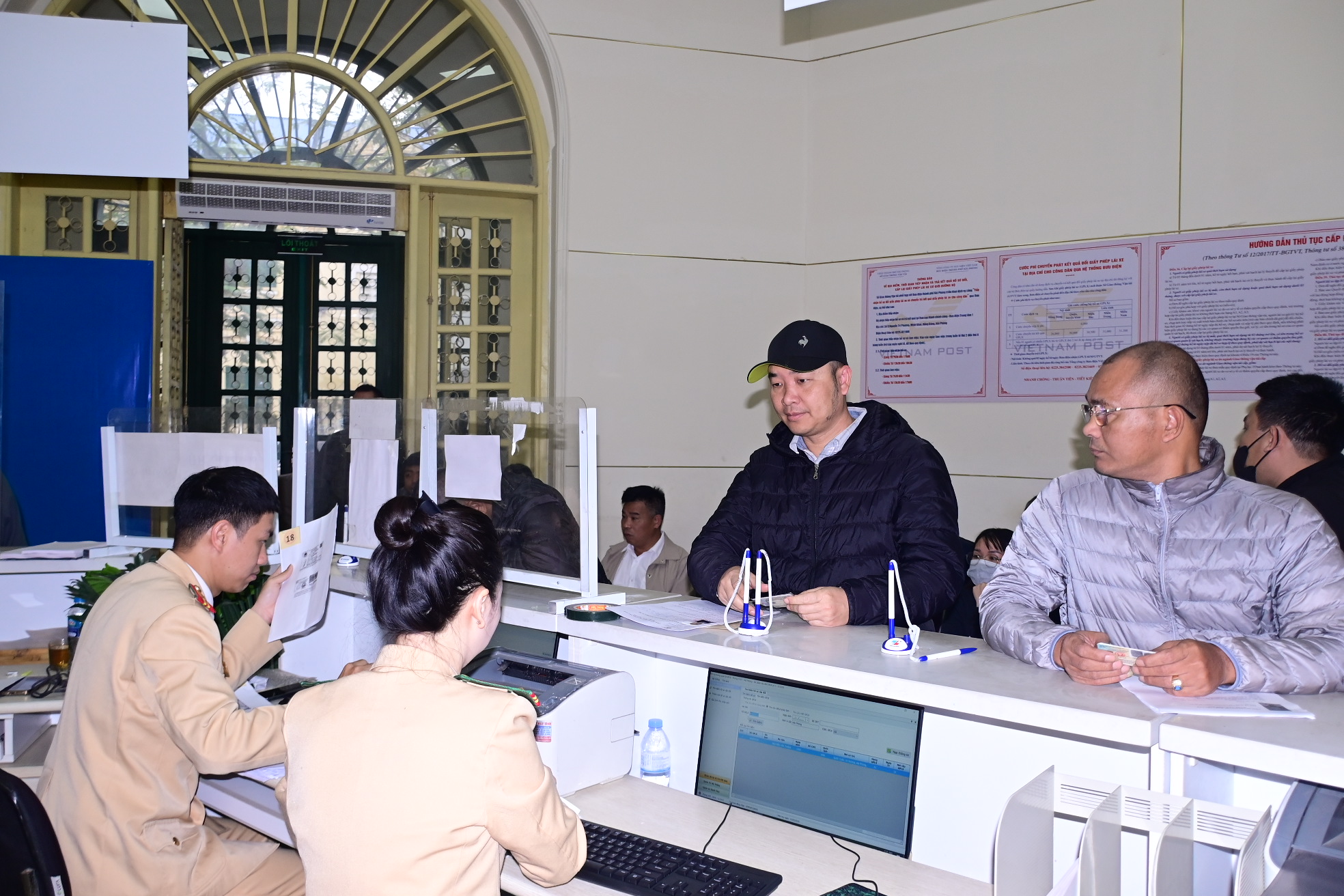 Triển khai 115 điểm tiếp nhận hồ sơ cấp đổi, cấp lại giấy phép lái xe tại Công an cấp xã.